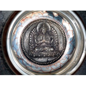 Bol chantant blanc avec gravure de Bouddha